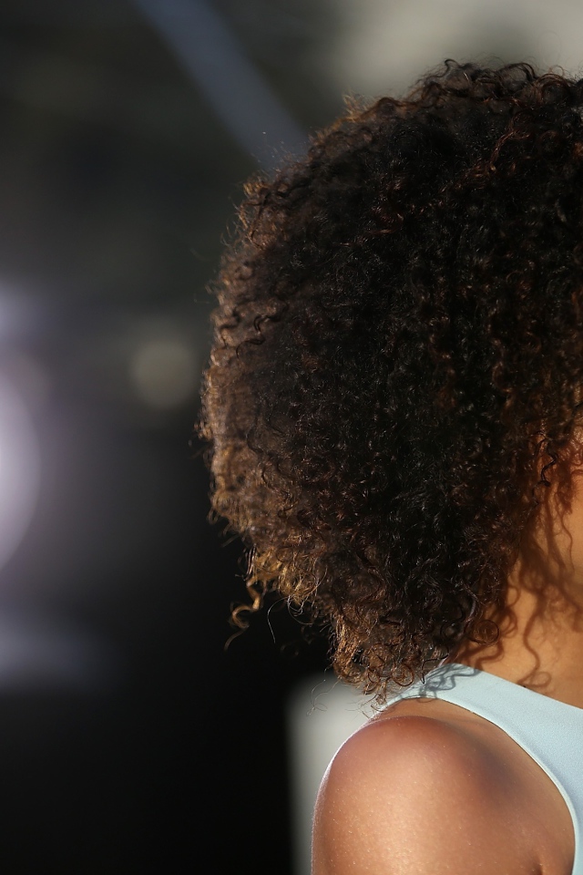 Улыбающаяся девушка, актриса  Натали Эммануэль