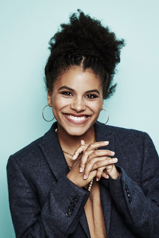 Улыбающаяся девушка, актриса Зази Битц в сером пиджаке