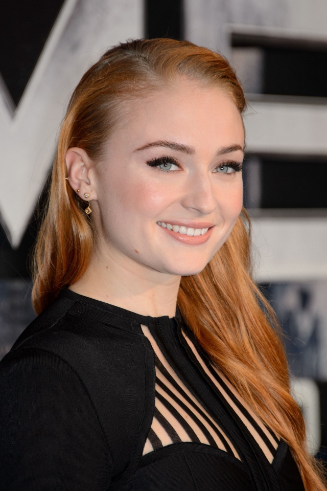 Улыбающаяся рыжеволосая девушка, актриса Софи Тёрнер