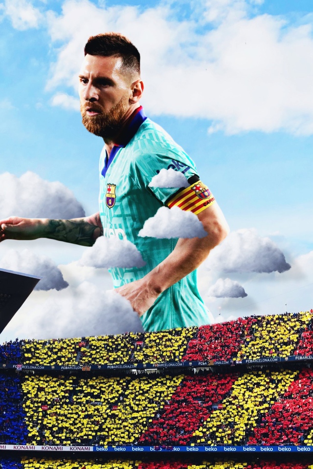 Футболист Лионель Месси в небе над футбольным полем