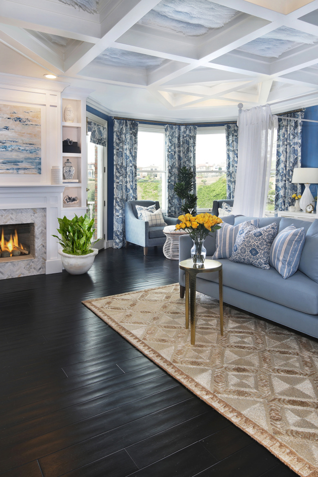 Просторная спальня с диваном и камином