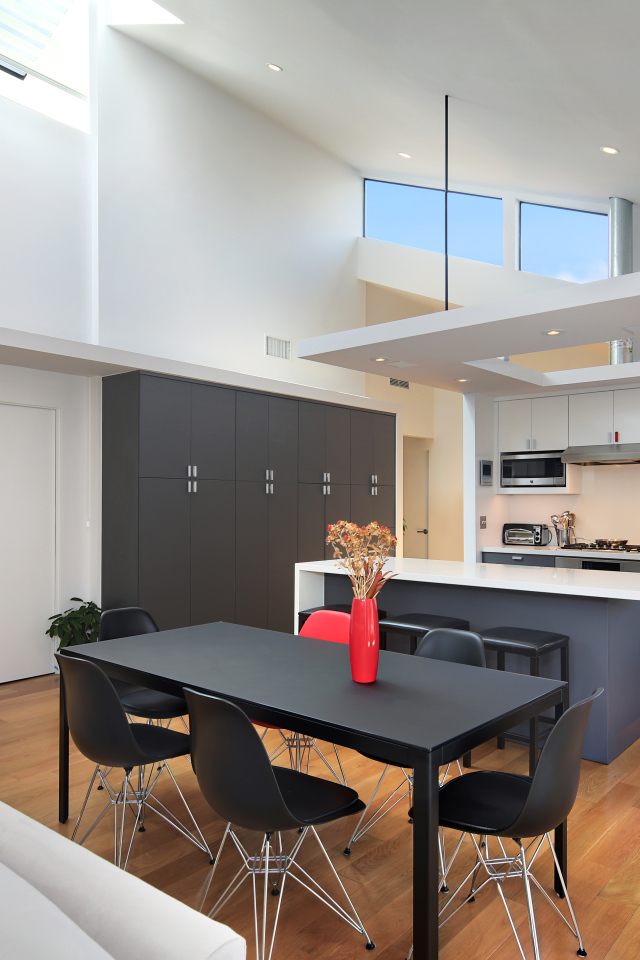 Просторная кухня в серо-белых тонах 