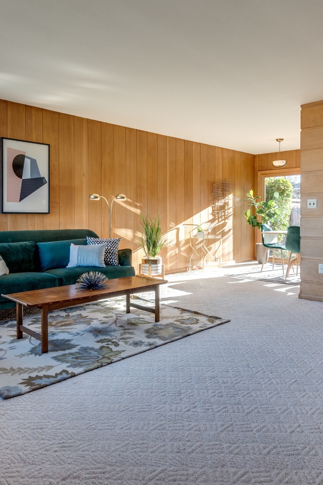 Просторная гостиная комната с деревяной мебелью 