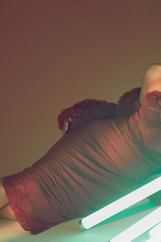 Эффектная актриса Меган Фокс  в красном платье