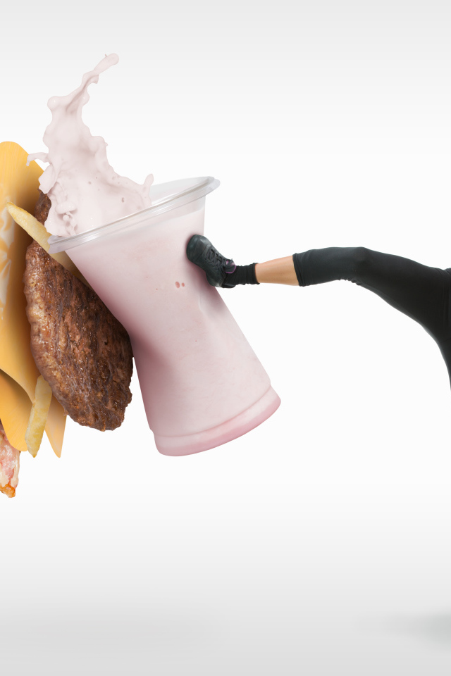 Спортивная девушка против вредной еды 