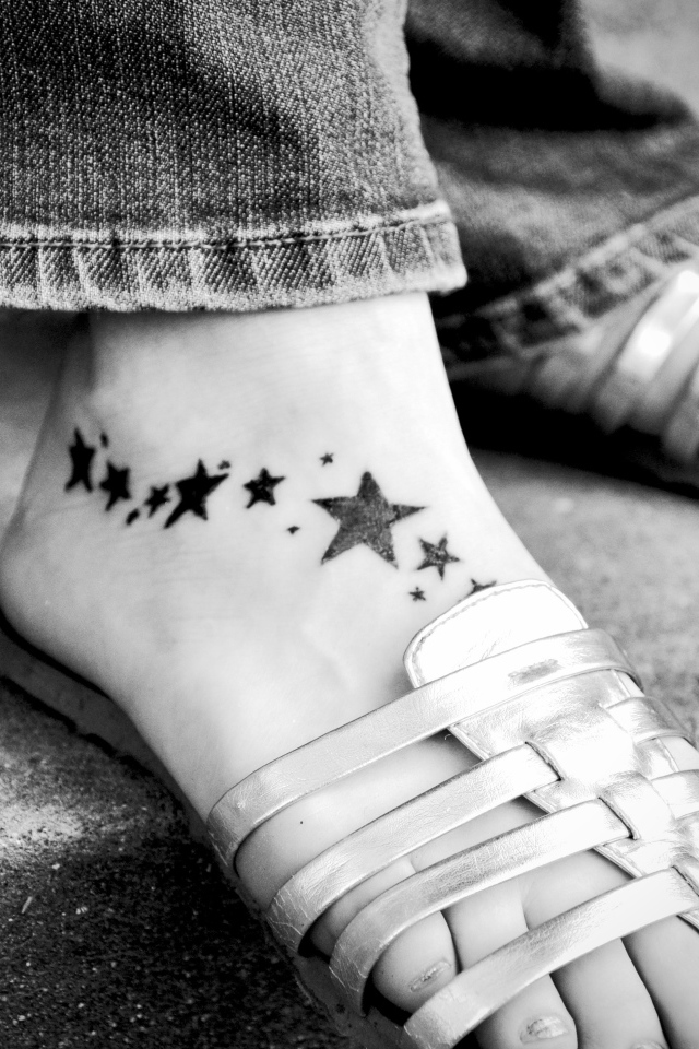 Татуировка звездочки на ноге у девушки 