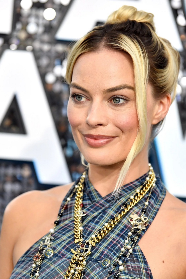 Стильная актриса Марго Робби с украшениями на шее 