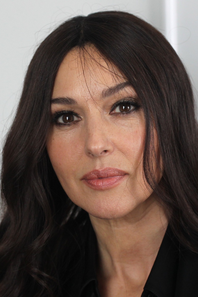 Стильная актриса Моника Беллуччи в черном костюме