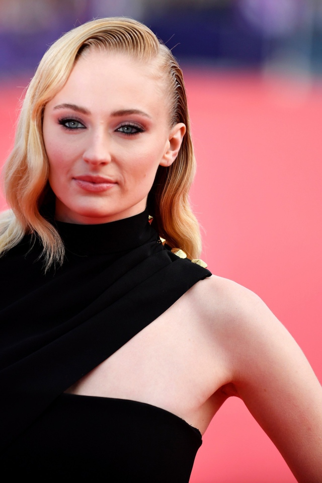 Стильная актриса Софи Тёрнер в черном наряде