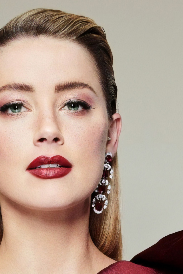 Стильная женщина, актриса Эмбер Хёрд с ярким макияжем
