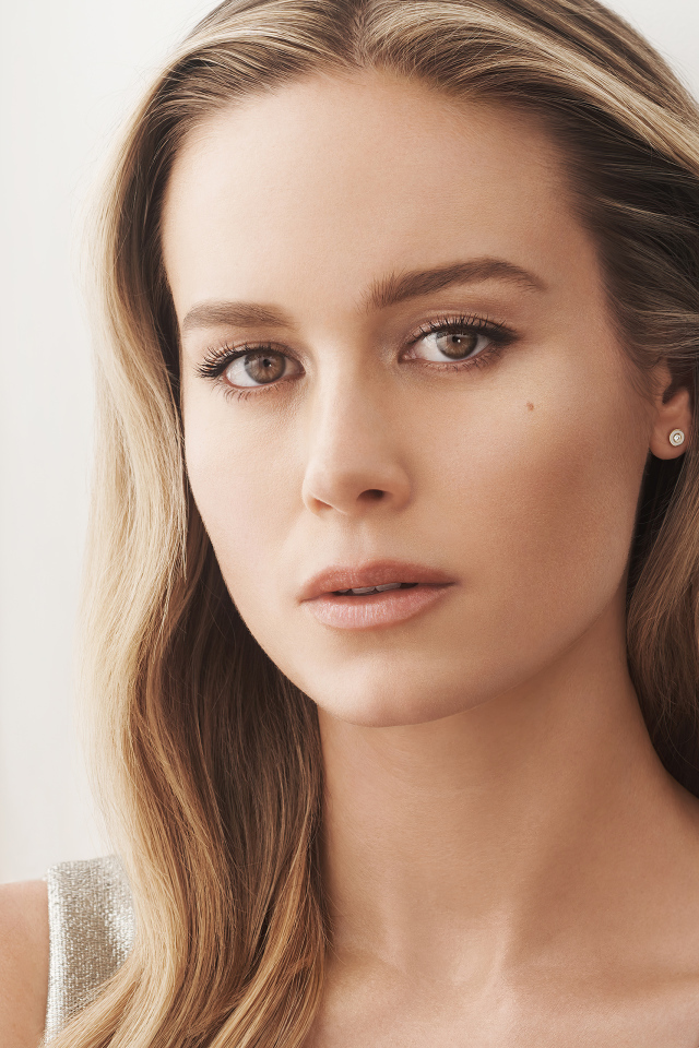 Милая Бри Ларсон стоит у окна