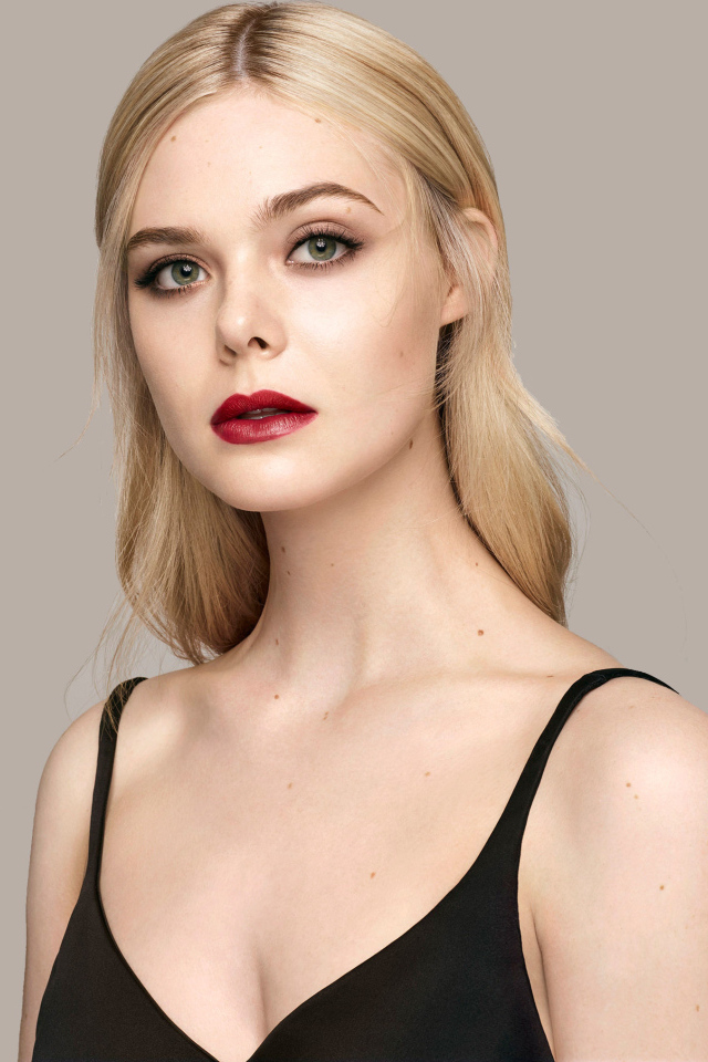 Нежная блондинка Эль Фаннинг на сером фоне