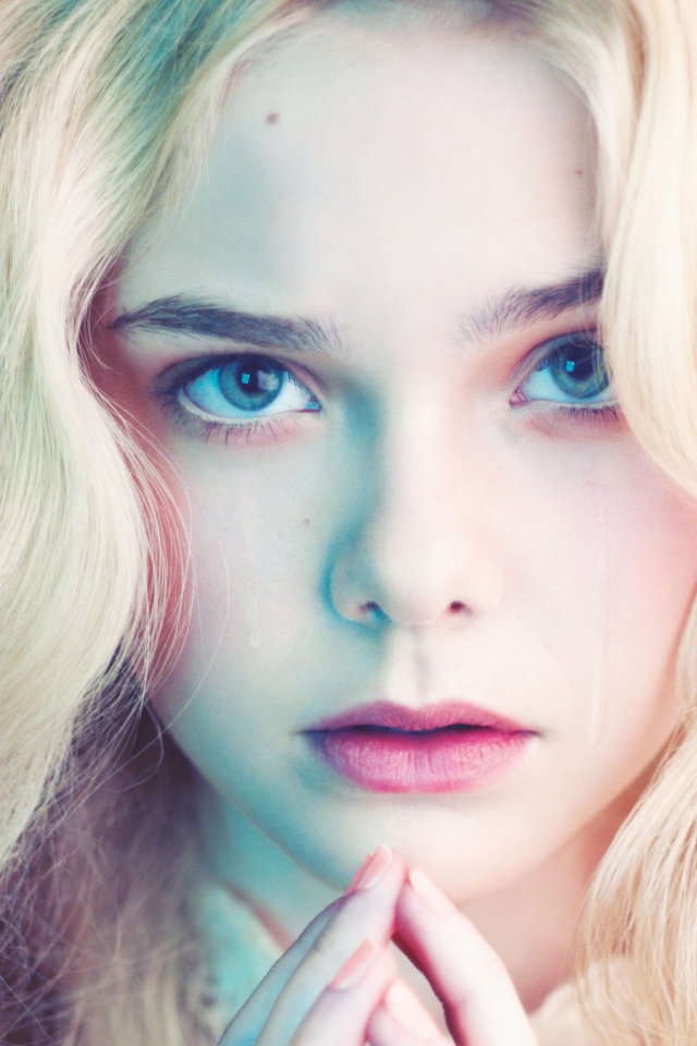 Нежная блондинка, актриса Эль Фэннинг лицо крупным планом