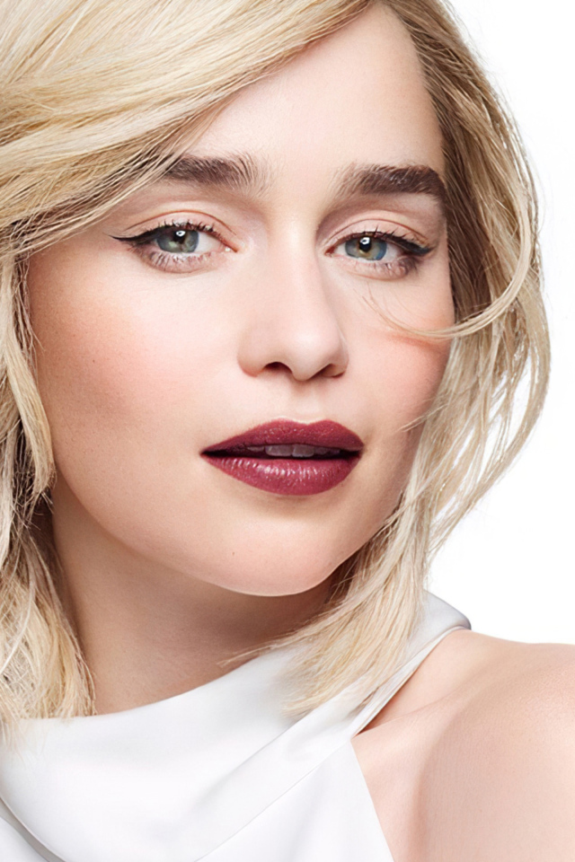 Нежная блондинка, актриса Эмилия Кларк на белом фоне