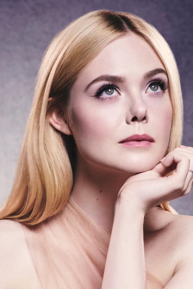 Нежная девушка, актриса Эль Фэннинг на сером фоне 