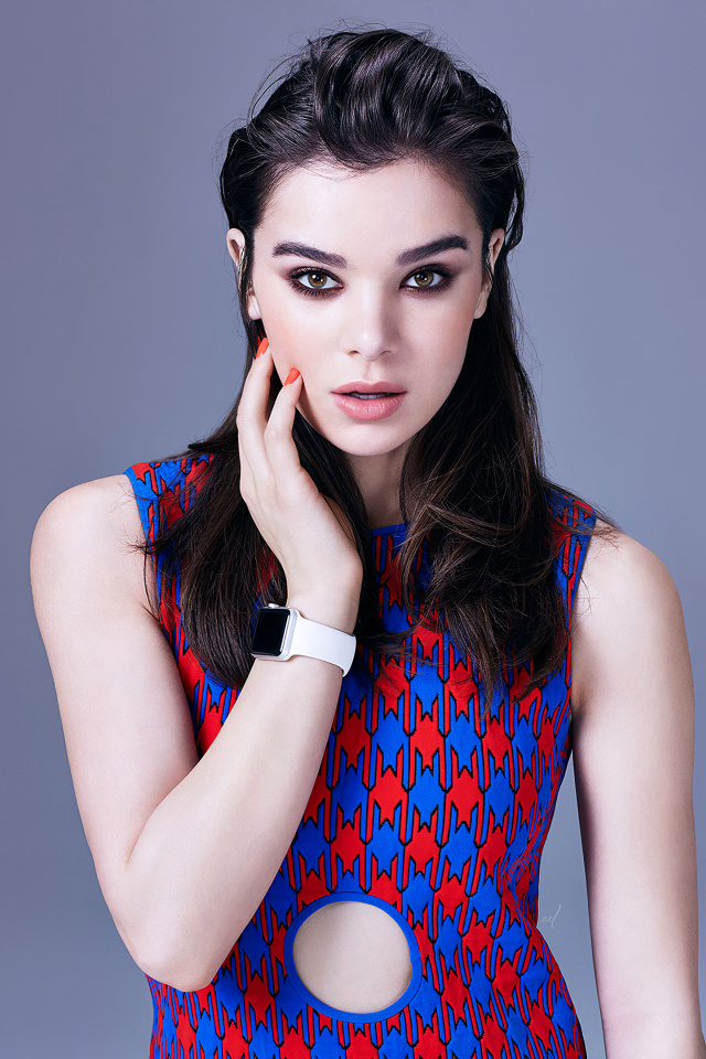 Нежная девушка, актриса Хейли Стейнфилд на фоне серой стены