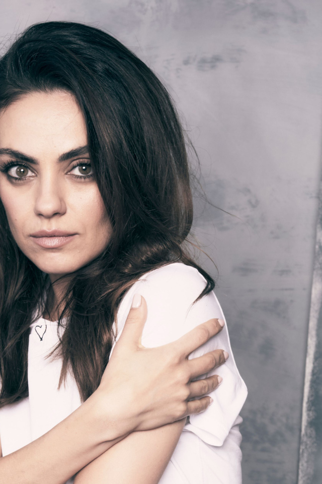 Нежная девушка, актриса Мила Кунис на сером фоне