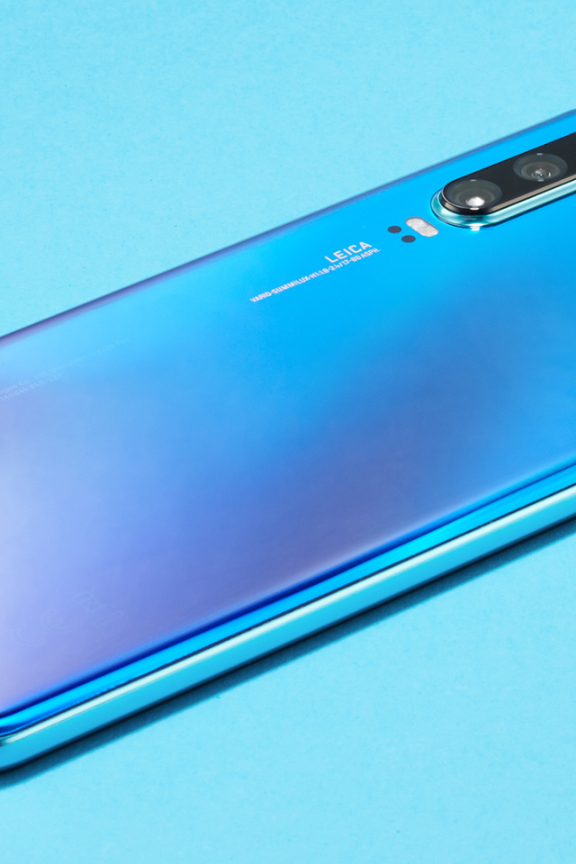 Новый смартфон Huawei P40 на голубом фоне