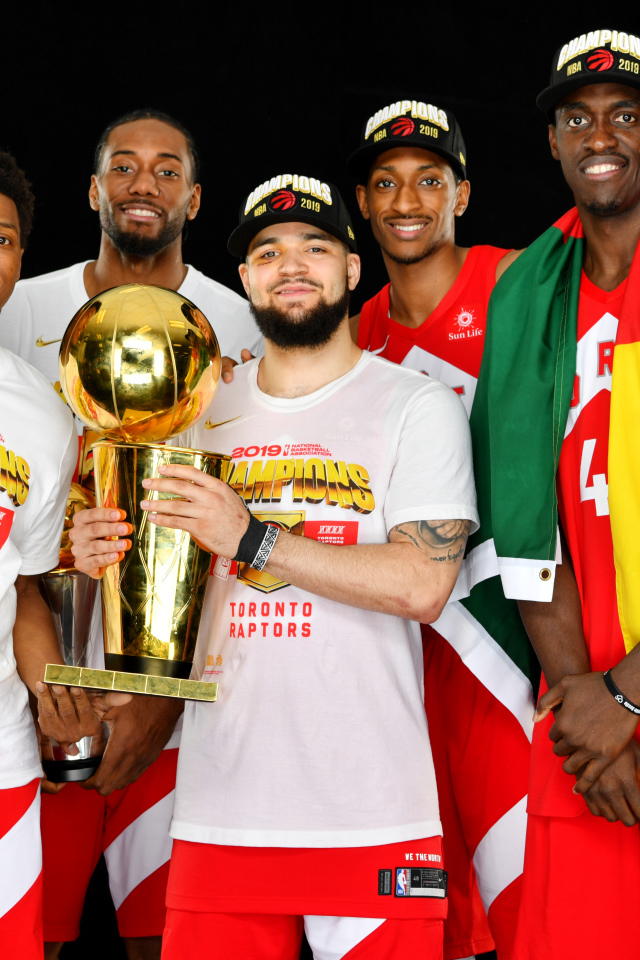 Игроки баскетбольной команды Торонто Рэпторс с кубком