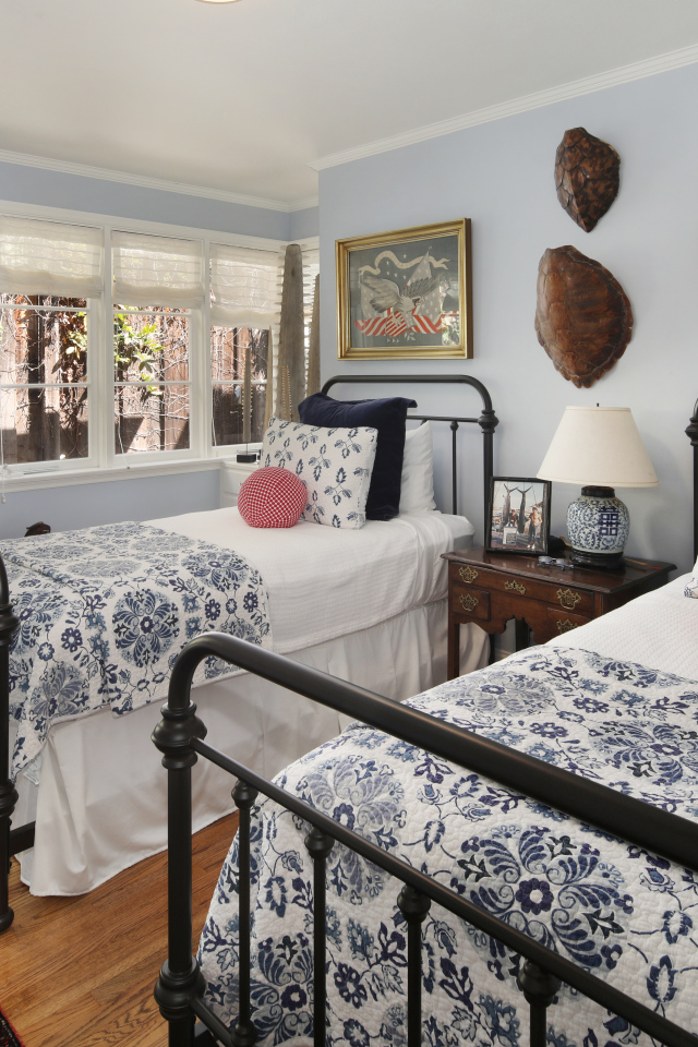 Две большие кровати в спальне с большими окнами