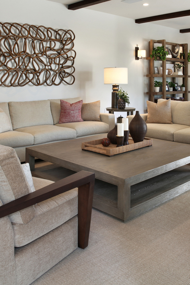 Мягкая мебель стоит в просторной светлой гостиной 