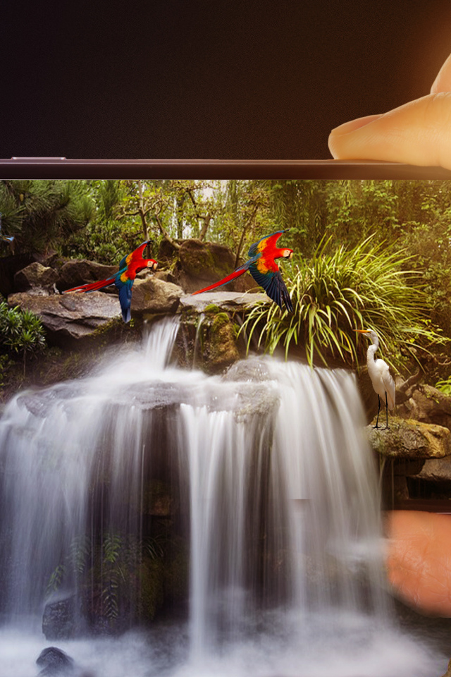 Водопад вытекает из смартфона в руке