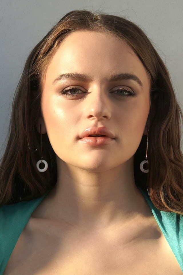 Молодая американская актриса Джои Кинг на сером фоне