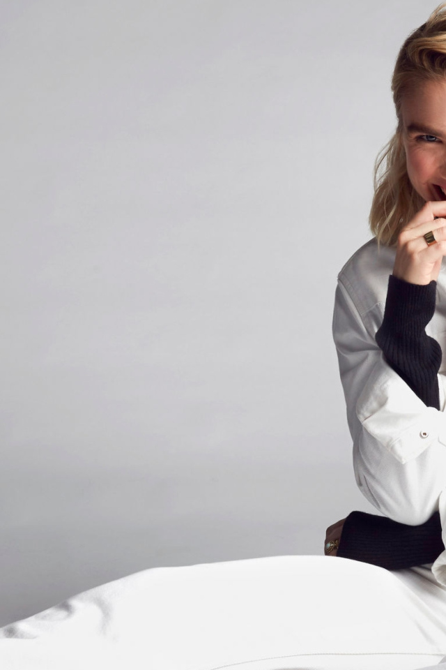 Молодая американская актриса Мэдди Хассон в белом костюме