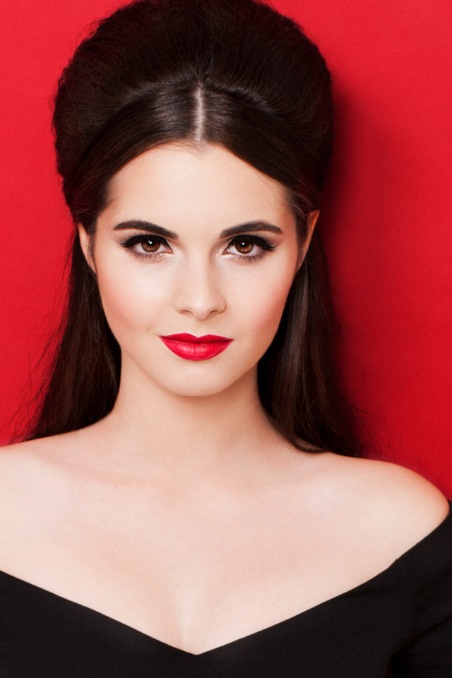 Молодая американская актриса Ванесса Марано на красном фоне