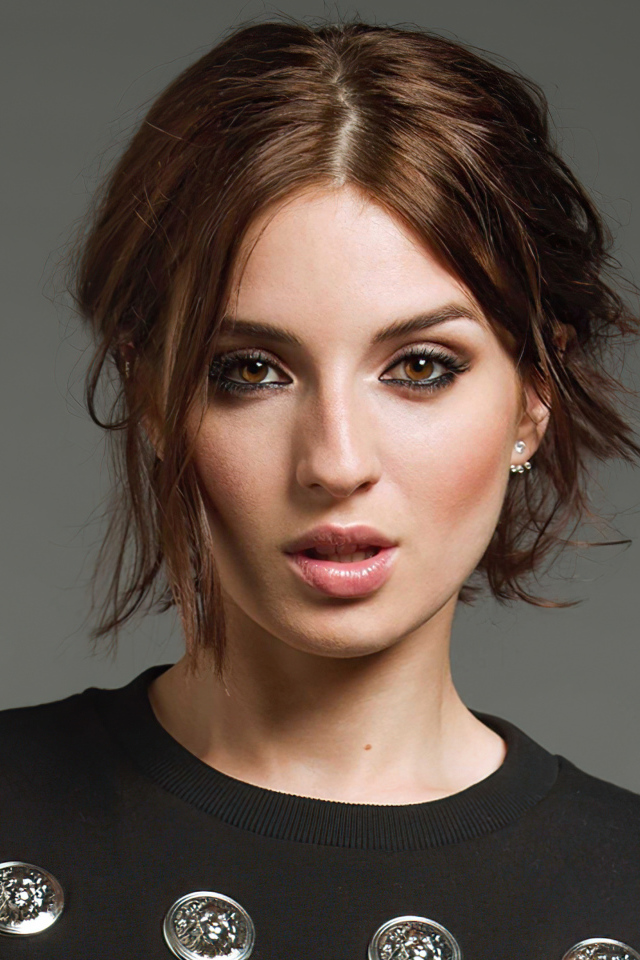 Молодая испанская актриса Мария Вальверде на сером фоне