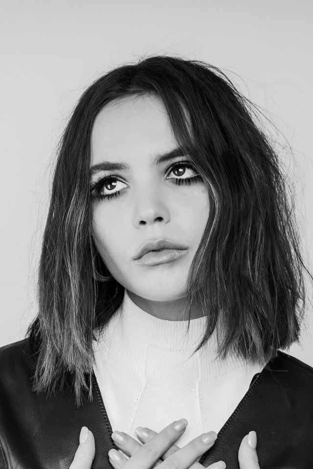 Молодая актриса Бэйли Мэдисон черно - белое фото