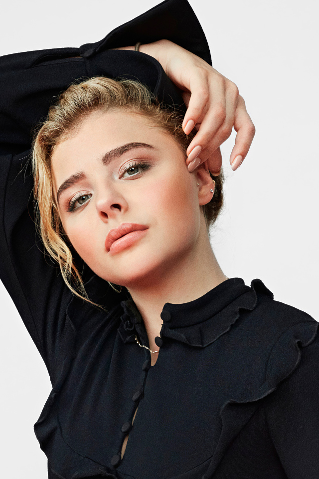 Молодая актриса Хлоя Грейс Морец в черном платье