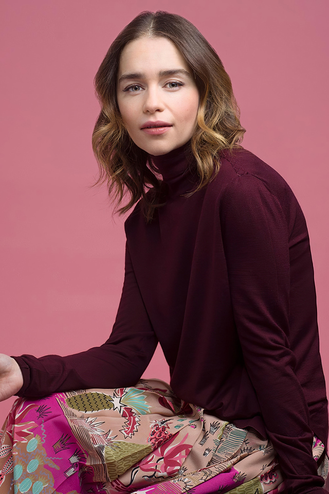 Молодая актриса Эмилия Кларк сидит на стуле