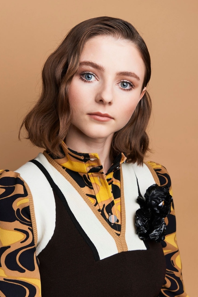 Молодая актриса Томасин Маккензи на фоне стены