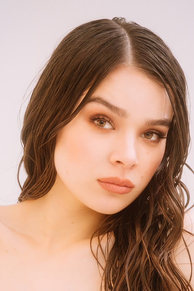 Молодая американская актриса Хейли Стейнфилд фото крупным планом