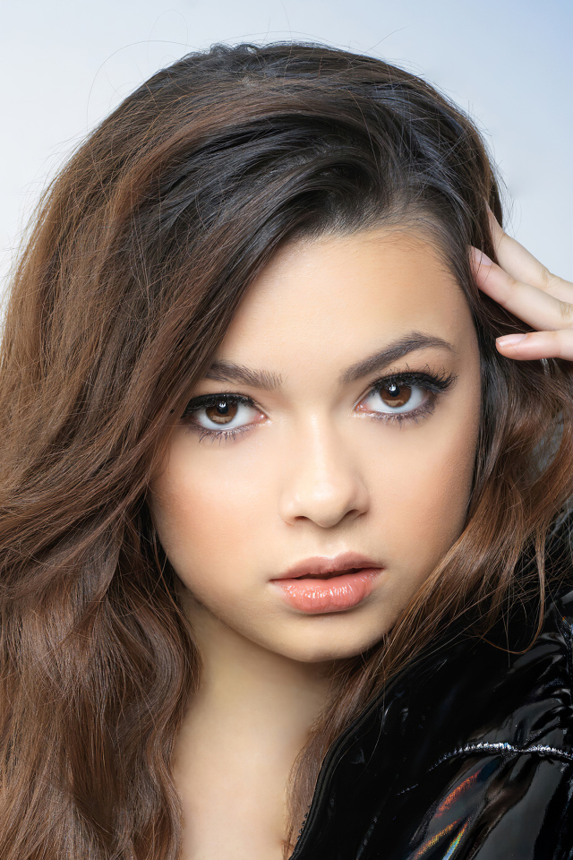 Молодая кареглазая девушка, американская актриса Никки Хан