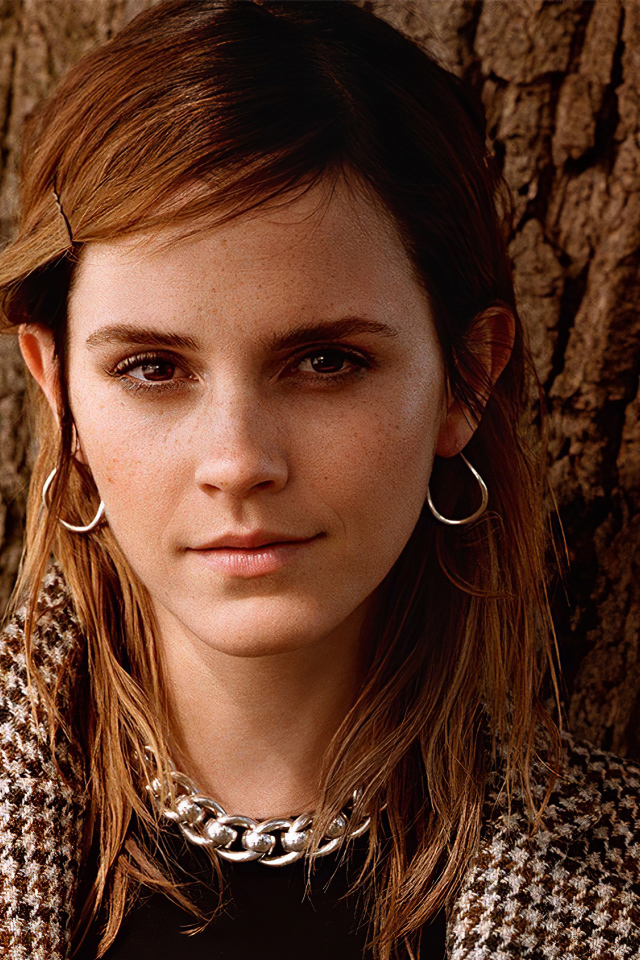 Молодая кареглазая девушка, актриса Эмма Уотсон у дерева