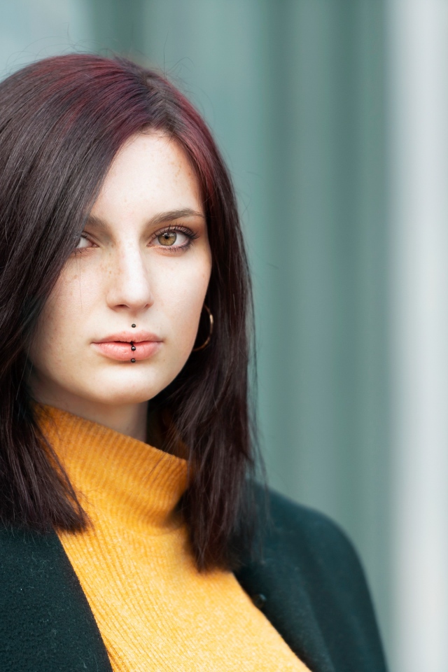 Молодая девушка с черным пирсингом на губах