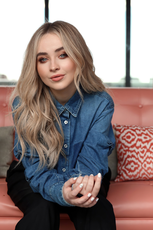 Молодая длинноволосая девушка, американская актриса и певица Сабрина Карпентер