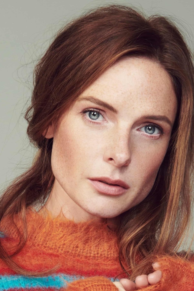 Рыжеволосая актриса Ребекка Фергюсон на сером фоне