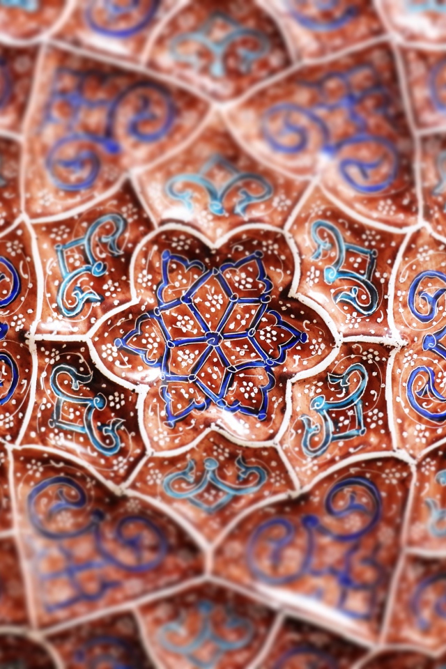 Красивые синие узоры цветов на коричневом фоне 