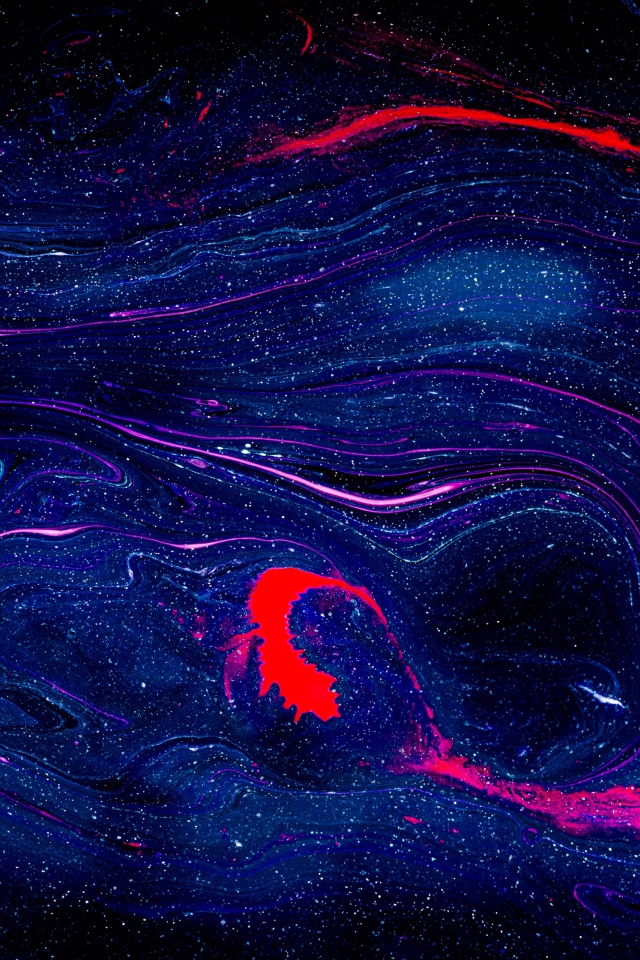 Размытое пятно синей и красной краски на черном фоне