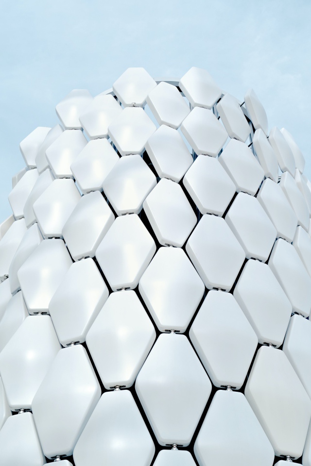 Белые соты на голубом фоне 