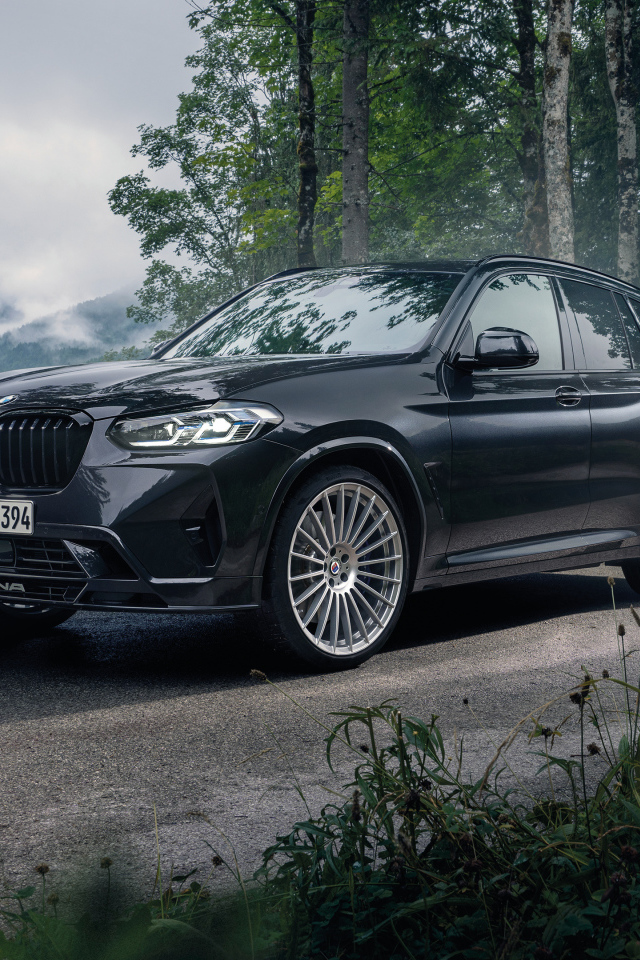 Черный внедорожник Alpina XD3 2021 года в лесу