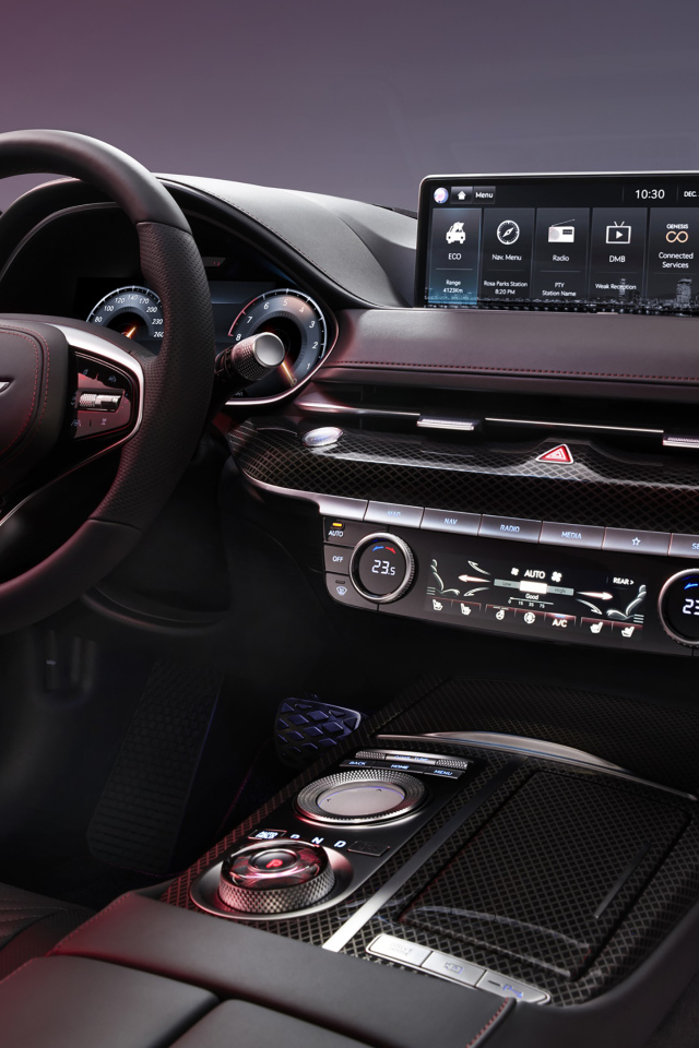 Черный салон автомобиля Genesis G80 Sport 2021 года