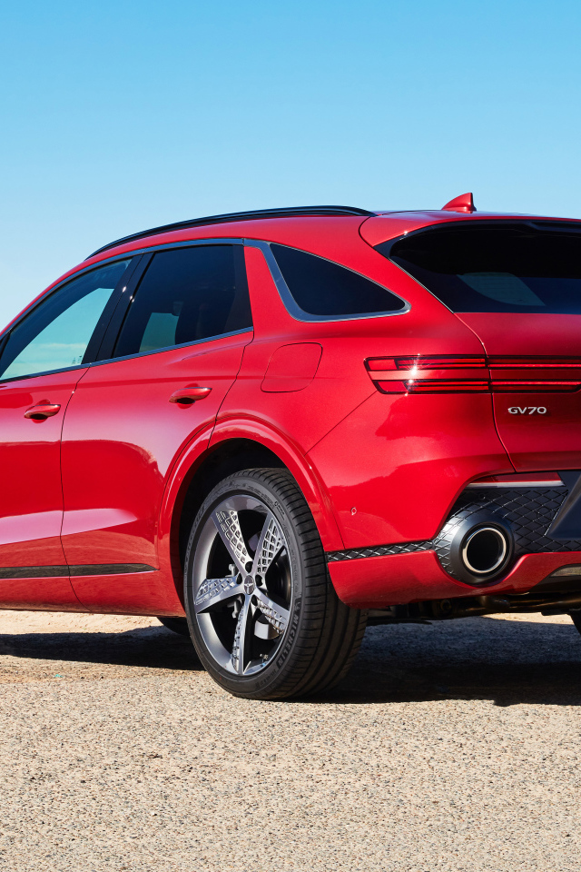 Красный автомобиль Genesis GV70 2.5T AWD 2021 года вид сзади 