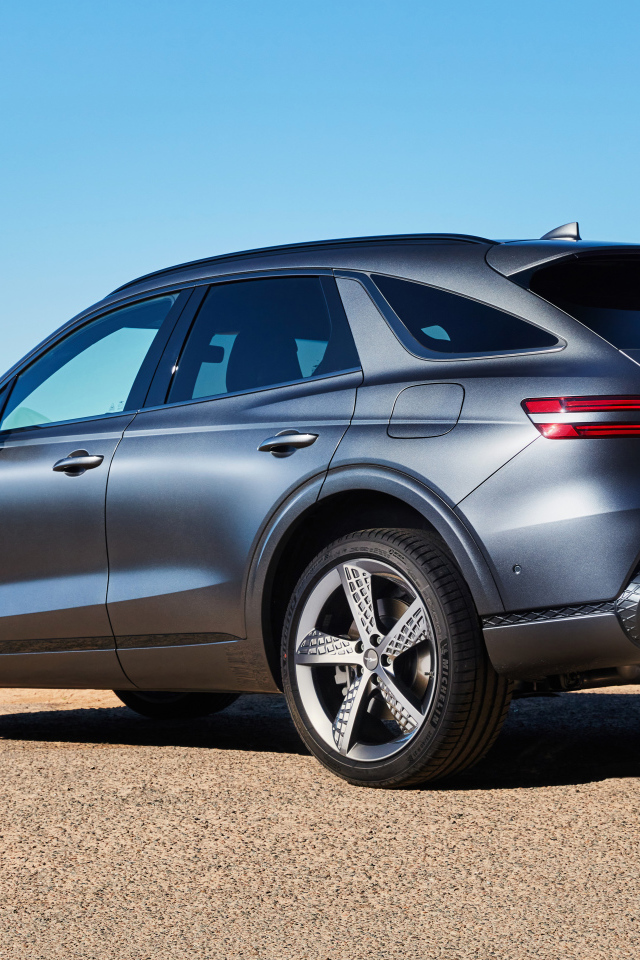 Серебристый автомобиль Genesis GV70 3.5T AWD 2021 года вид сзади 