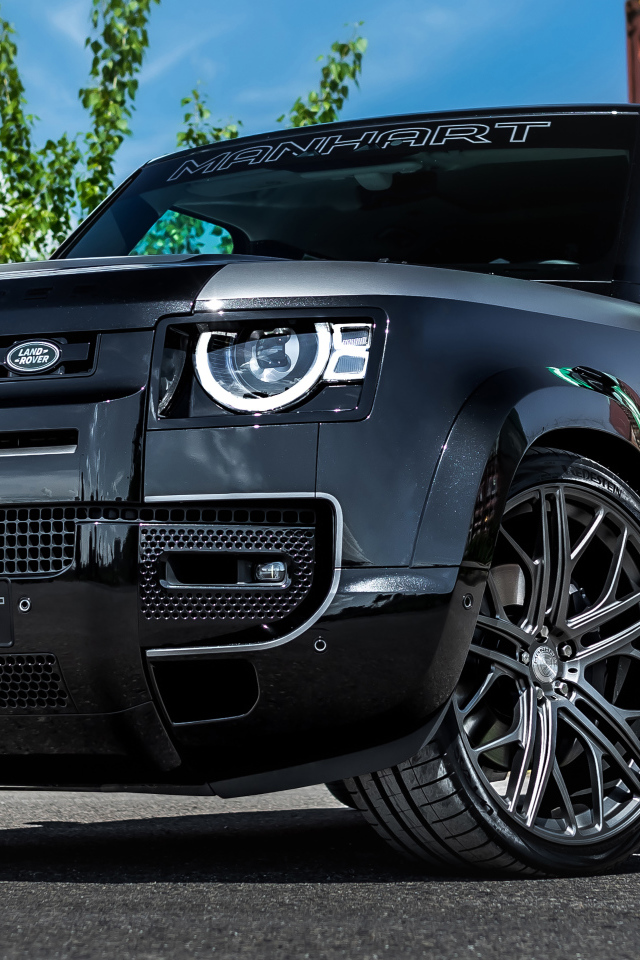 Черный дорогой автомобиль Manhart Defender DP500 2021 года