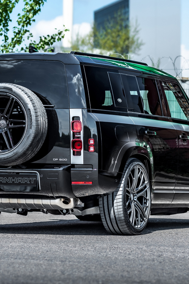 Черный автомобиль Manhart Defender DP500 2021 года вид сзади