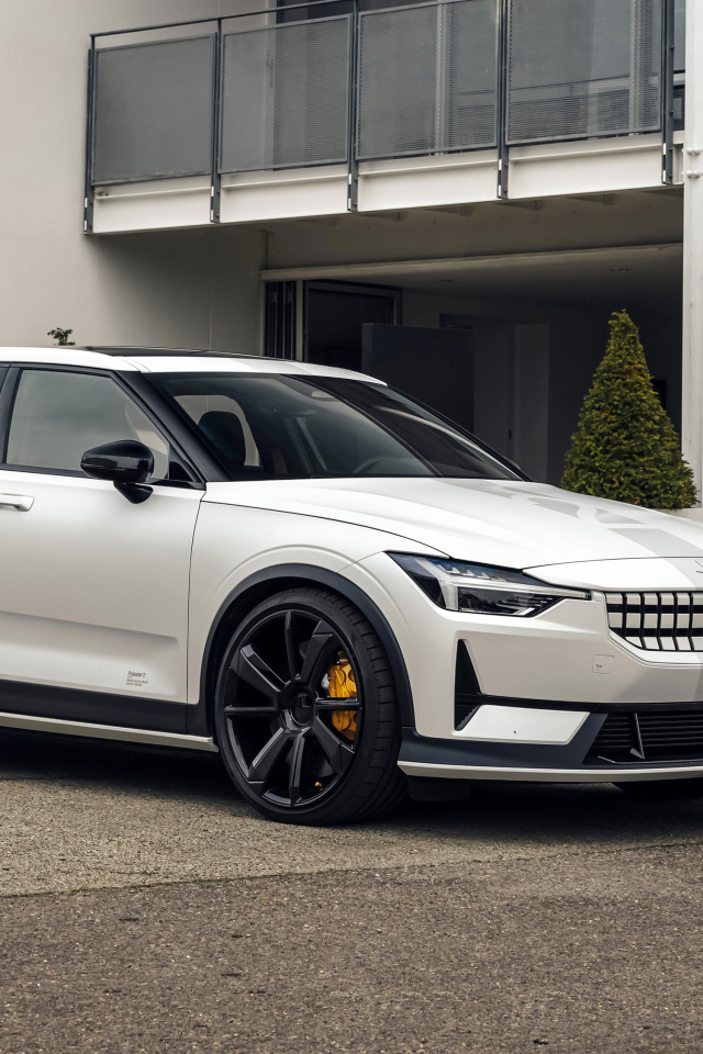 Белый Polestar 2 Experimental 2021 года у дома